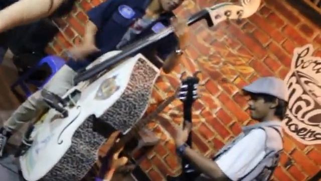 warehouse suburbia feat devi - stronger at maco cafe, malang смотреть онлайн