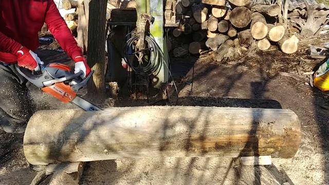 Oleo Mac GSH 560 chainsaw cutting. смотреть онлайн