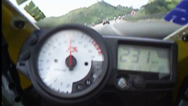 2 Gsx-r 1000 vs 600CV Porsche Cayene Gemballa (3:5 смотреть онлайн