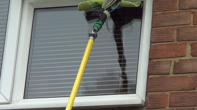 Window Cleaning Tips - Using Wagtail on a pole. смотреть онлайн
