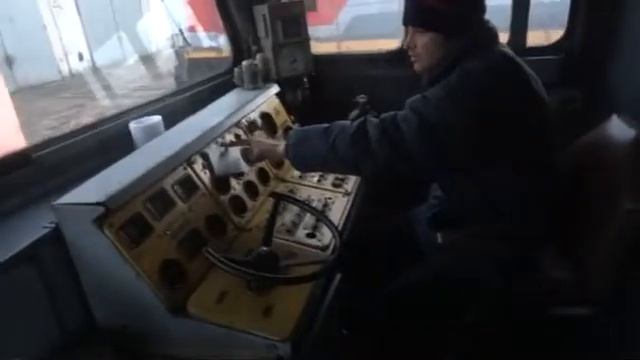 В тепловозе запустился двигатель(( смотреть онлайн