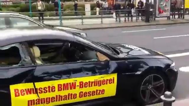 Man Smashes Own BMW M6 With Axe смотреть онлайн
