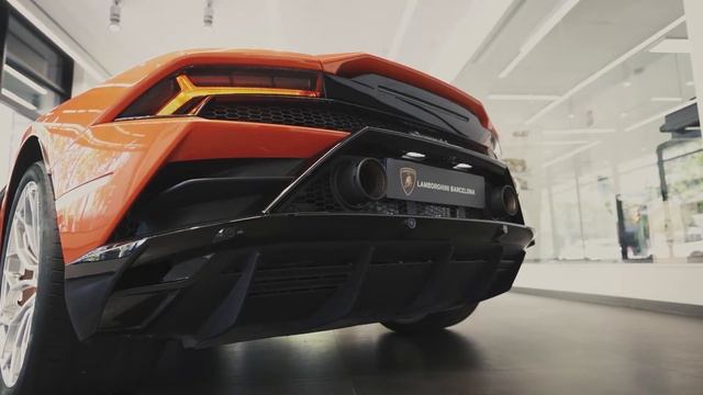 Lamborghini Huracán Arancio Xanto en Lamborghini Barcelona смотреть онлайн