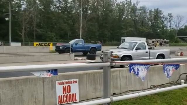 3.7 V6 Dakota Vs 4.7 Dakota 1/8th mile drag смотреть онлайн