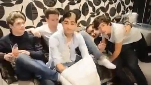 One Direction's Message For Frida Readers смотреть онлайн