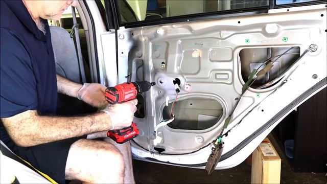 How to replace a window regulator on the right rear passenger side for a 2004 Toyota Camry. смотреть онлайн
