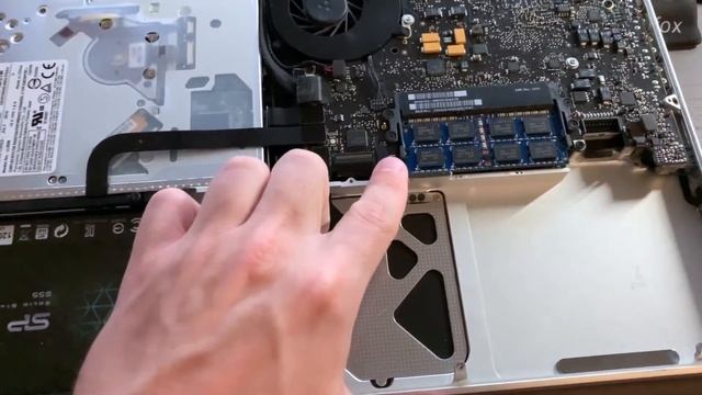 Battery Replacement on the 2010 Macbook Pro смотреть онлайн