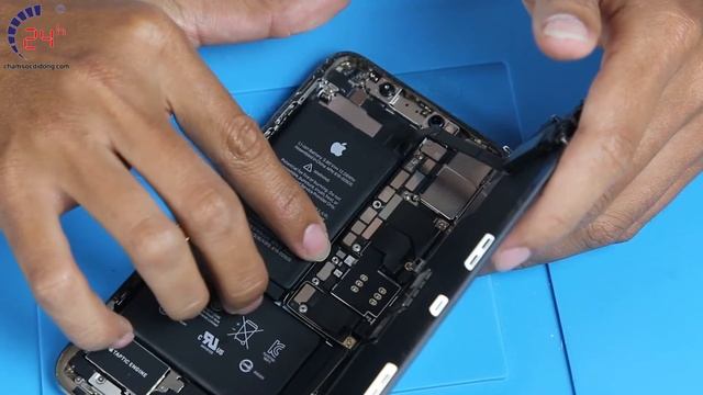 Hướng dẫn thay pin iPhone XS Max chính hãng tại nhà | Bệnh viện điện thoại 24h смотреть онлайн