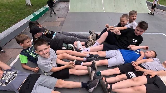 СКЕЙТ ПАРК!САМОКАТЫ!ТРЮКИ!СЛАДКИЕ ПРИЗЫ #скейтпарк#трюки  #рекомендации#самокат#тренды #ютуб #скейт