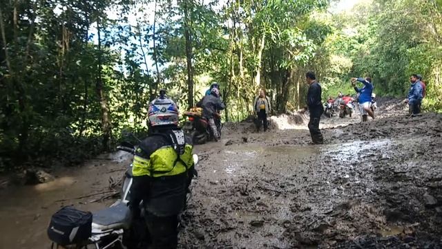 Paso derrumbe F800GS Macanal, Boyacá, Colombia смотреть онлайн