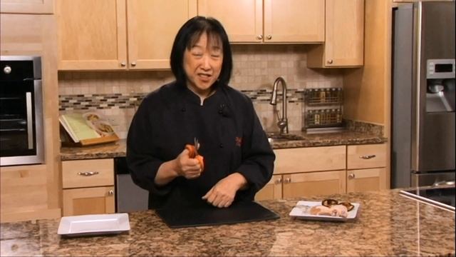 Helen Chen Episode 6 - Universal Scissors demo (Helen's Asian Kitchen with BigKitchen.com) смотреть онлайн