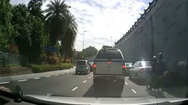Malaysia snatch thieves on bike broke car window and rob Near Section 16 U-Turn.wmv.avi смотреть онлайн