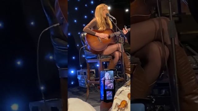 Laci Kaye Booth - dreams fleetwood Mac cover смотреть онлайн