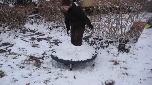 Snow Fun At Grandmas_1.wmv смотреть онлайн
