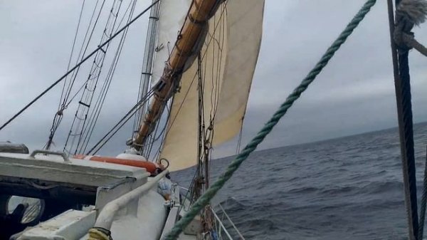 Экспедиционная яхта Селенга летит по Маркизовой луже