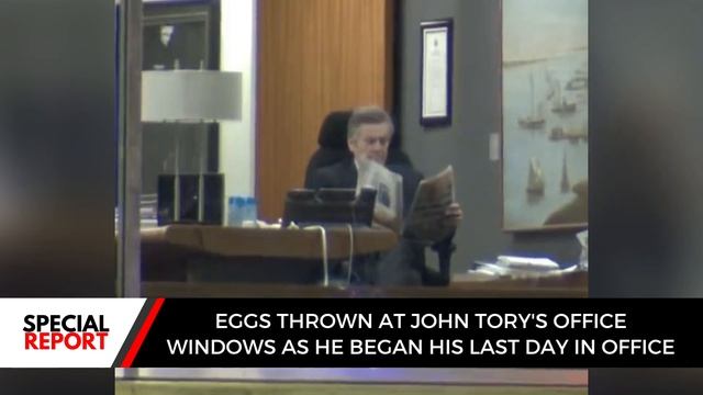EGGS THROWN AT TORY'S OFFICE WINDOWS AS HE BEGAN HIS LAST DAY IN OFFICE || Y Media Special Report смотреть онлайн