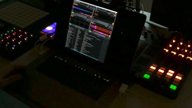 Traktor Pro - Mixing with MacBook Pro TouchBar by Rob Freeman смотреть онлайн