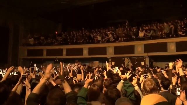 Mac DeMarco - Crowd Surf & Balcony Dive (Toronto II 2017) смотреть онлайн