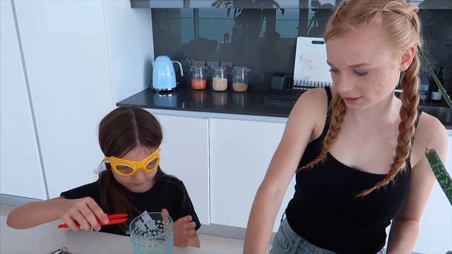 Convinced sister she is INVISIBLE! смотреть онлайн