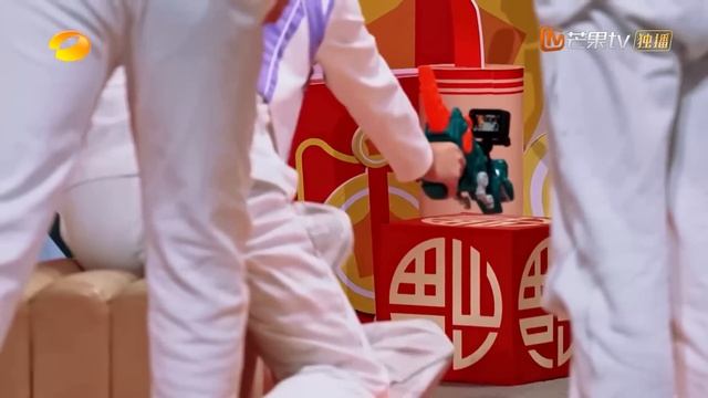 ENG SUB《你好, 星期六》20240120 #杨紫 泼水正面直击#魏大勋 !#范丞丞 雪上优雅追逐 #YangZi#要久久爱 Love Endures｜HelloSaturday｜MangoT смотреть онлайн