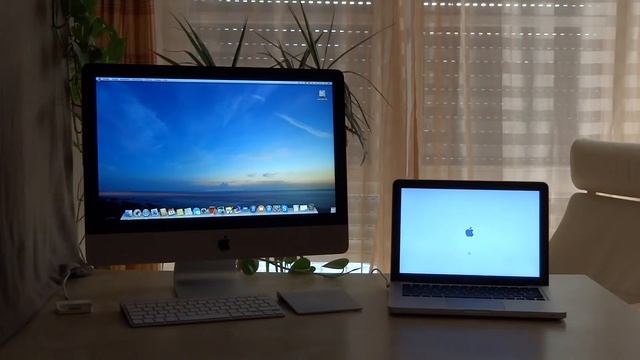 Apple iMac vs MacBook Pro Boot up смотреть онлайн
