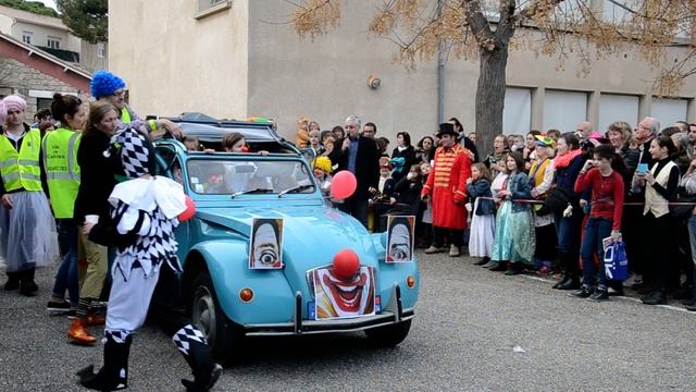 World Record in Castries: 31 clowns in a 2CV Citroen смотреть онлайн