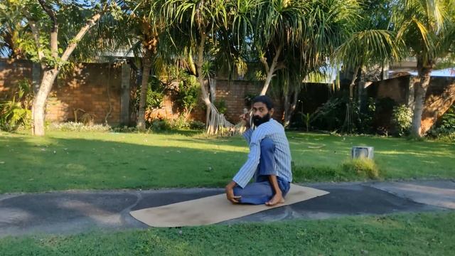 TWIST - ARDHA MATSYENDRASANA (seated twist) [] www.21stCentury.Yoga ~ Manish Pole смотреть онлайн