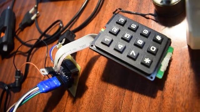 Цифровой кодовый замок на AVR ATtiny2313 смотреть онлайн