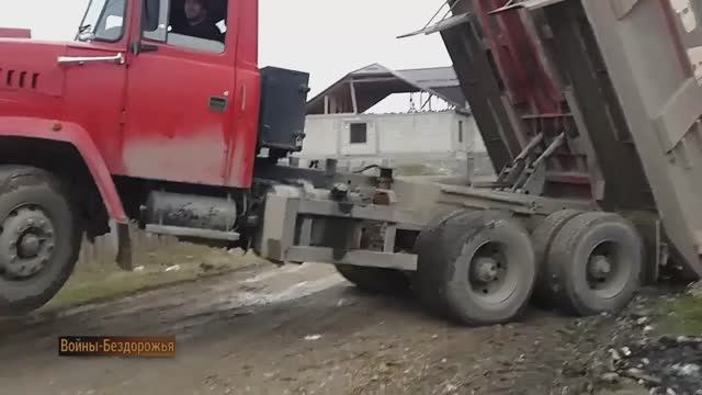 Самосвал КрАЗ 6х6 на дороге Трудолюбивого строительства. смотреть онлайн