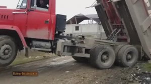 Самосвал КрАЗ 6х6 на дороге Трудолюбивого строительства.