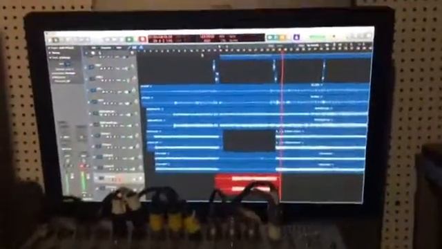 Recording guitars in Logic Pro X 10.4 w/ Neumann tlm 102 смотреть онлайн