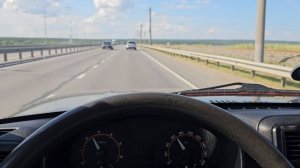 Нива легенда, в городском потоке с груженым прицепом.