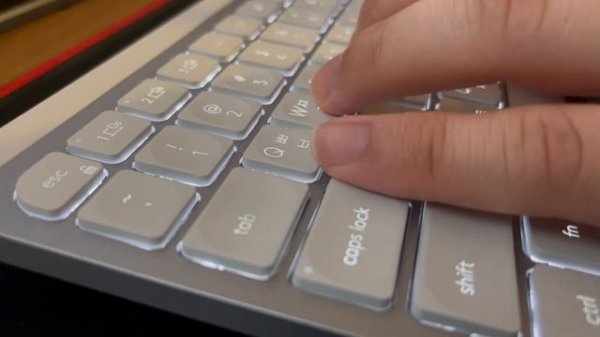 Logitech MX Keys mini typing