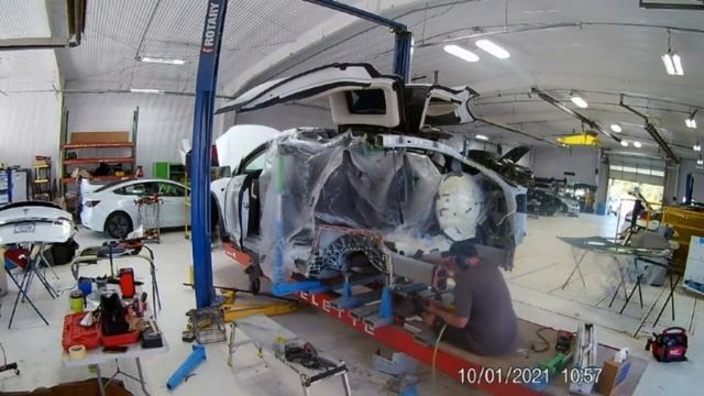 Reparatur der hinteren Seitenwand bei dem Tesla Model X auf der Richtbank Sevenne XL von Celette смотреть онлайн