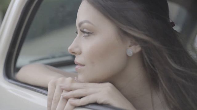 Women looking outside the car window смотреть онлайн