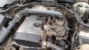 Выдавливание масла из бачка гидроусилителя руля.