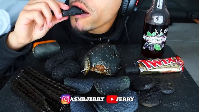 ASMR EATING BLACK FOOD BIG MAC HOT DOG TWIX COOKIES TWINKIES LICORICE CHIPS MUKBANG JERRY NO TALKIN смотреть онлайн