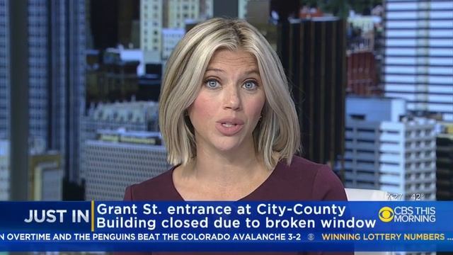 Window Broken On Door At City-County Building смотреть онлайн
