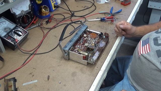 Flea Market Find Radio Checkout, Will it live or is it DOA? Realistic FM-AM Autoportable смотреть онлайн