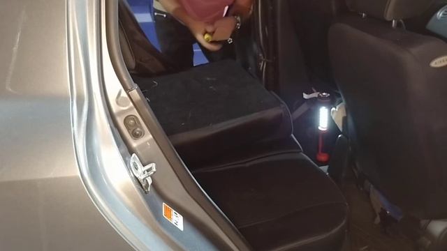 Remove back seat Suzuki swift. quitar asiento trasero Suzuki swift. смотреть онлайн