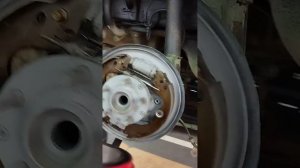 замена задних тормозных колодок, сайлентблоков и барабанов на Субару Форестер SG5.