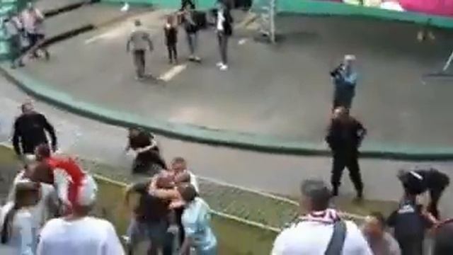 Стычка польских фанов с охраной смотреть онлайн