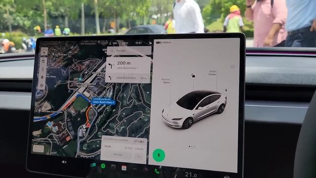 Tesla Model 3 is RM13,000 more than Mazda 3, faster than the RM1,300,000 BMW XM смотреть онлайн