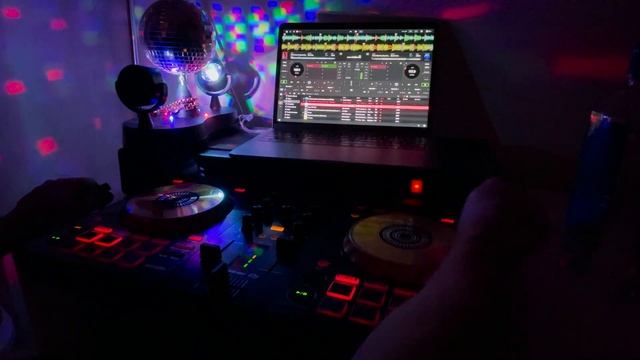 Beginner DJ Practice - E Pop on Algoriddim DJ Pro AI смотреть онлайн