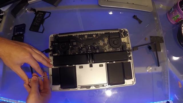 2012 MacBook Retina 13" Replacing Battery смотреть онлайн
