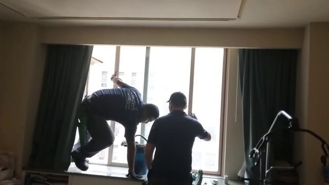 Window cleaners at work 14th floor in New York. смотреть онлайн