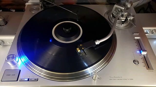 Saxon "Denim And Leather" 1981 Carrere Records Vinyl смотреть онлайн