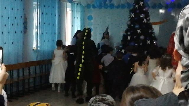 Новогоднее представление в МБОУ "Алпатовская НОШ". смотреть онлайн
