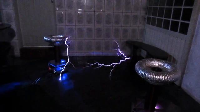Pacific Rim Theme on Mini Musical Tesla Coils (Bobinas de Tesla) смотреть онлайн