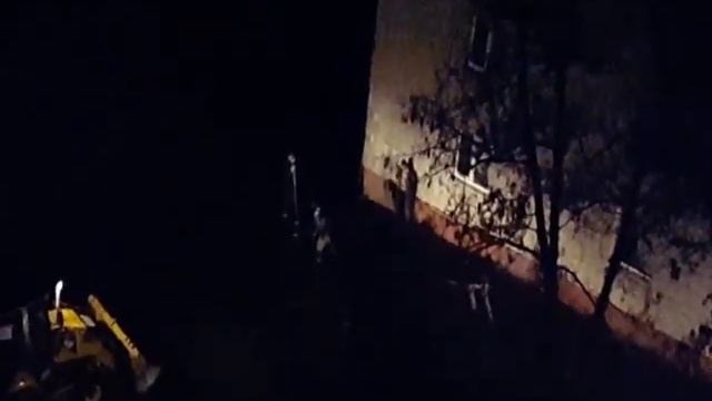Брянск_ул.Набережная_ночью во дворах (!) домов мостят асфальт смотреть онлайн
